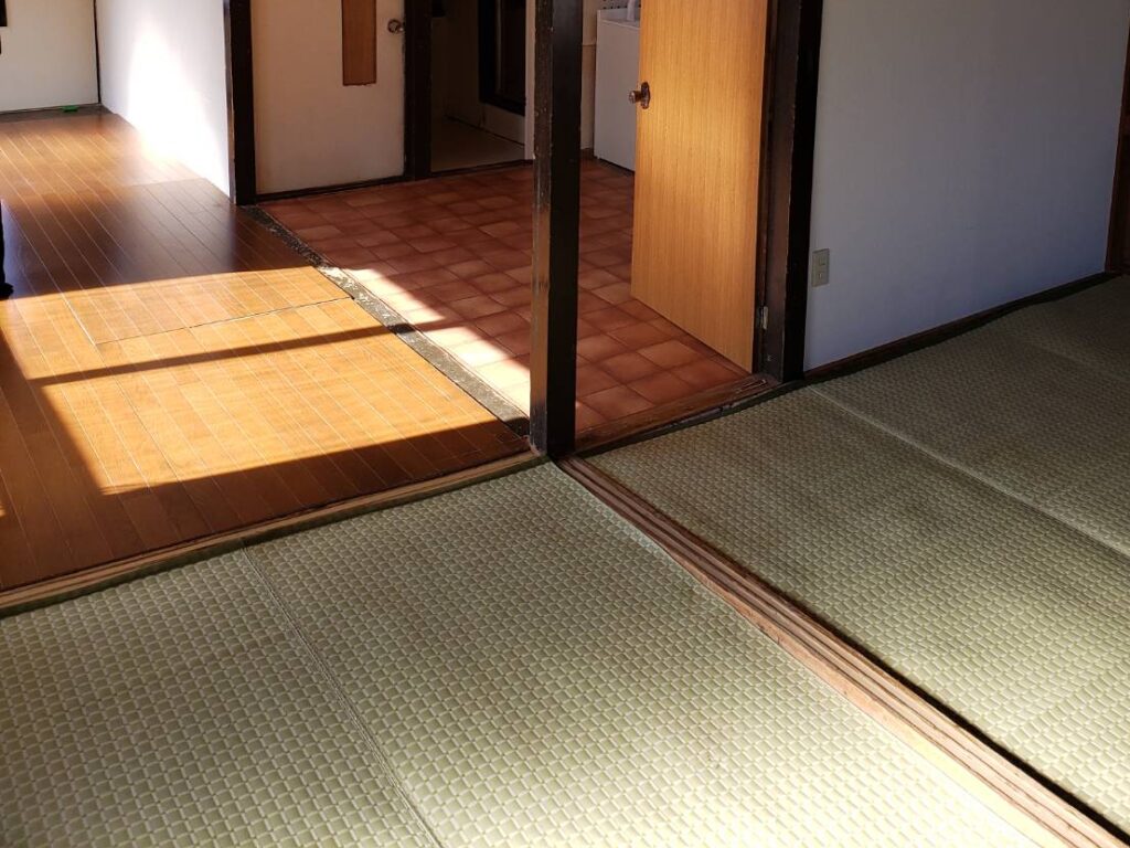 ブヨブヨに沈んだ床を直します！床の張替えと束石基礎の床束補修