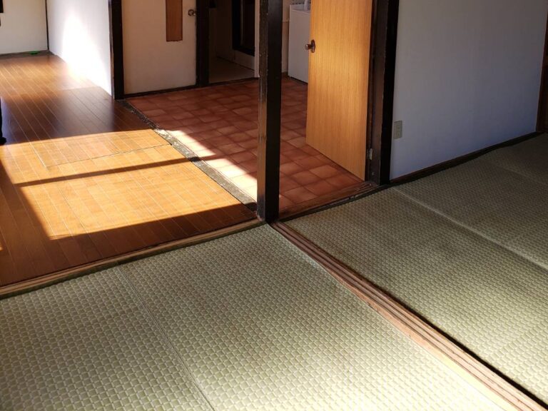 ブヨブヨに沈んだ床を直します！床の張替えと束石基礎の床束補修